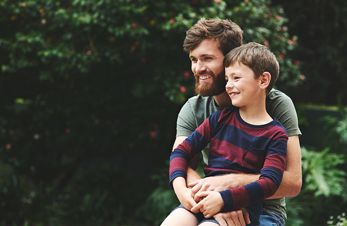 DBV Leipzig Plättner GmbH | Vater und Sohn blicken fröhlich in den Garten