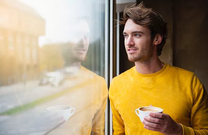 DBV Stuttgart MB Versicherungsvermittlungs GmbH | Bundesverwaltungsbeamte DBV Stuttgart MB Versicherungsvermittlungs GmbH | Beamter trinkt Kaffee am Fenster