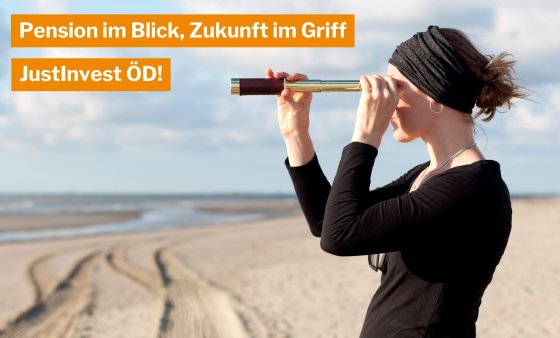 Eine Frau mit einem Fernglas schaut aufs Meer hinaus