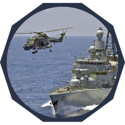 Absicherung für Soldaten Marinehubschrauber fliegt über dem Meer neben einem Kriegsschiff mit Radar- und Antennenanlagen.