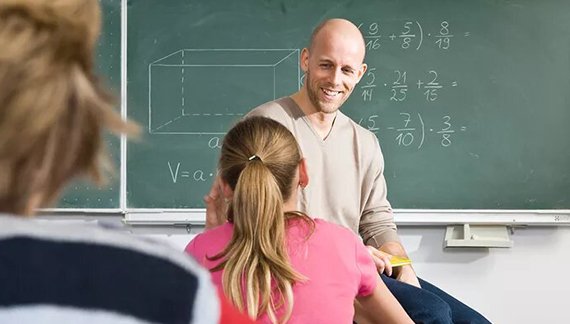 lehrer-mit-schuelern-im-klassenraum-Textimage.jpg lehrer-mit-schuelern-im-klassenraum-Textimage.jpg