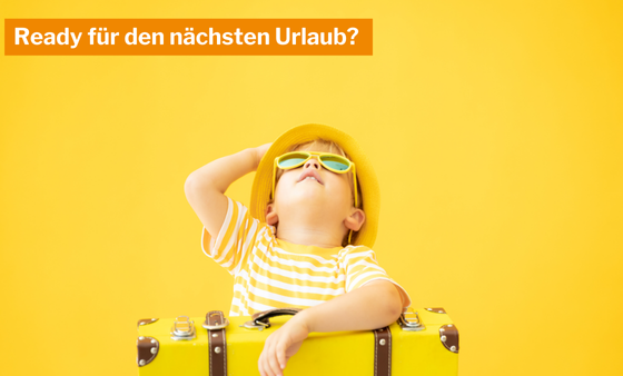 Ein Kind mit gelben Sonnenhut, gelber Sonnenbrille und gelb gestreiftem T-Shirt schaut nach oben und lehnt mit dem Oberkörper an einem gelben Koffer.