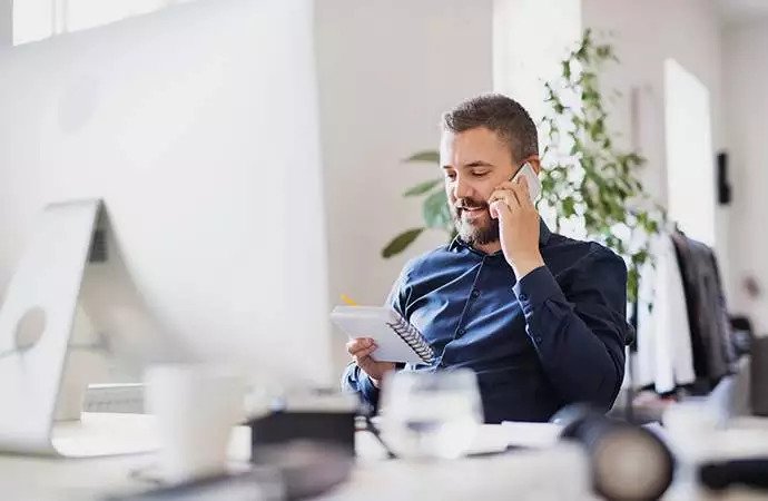 DBV Stuttgart MB Versicherungsvermittlungs GmbH | Beamte im Ruhestand DBV Stuttgart MB Versicherungsvermittlungs GmbH | Beamter telefoniert
