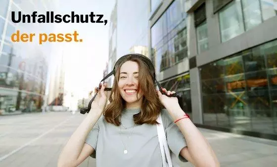 Die Unfallversicherung von DBV Um sich vor einem Unfall zu schützen, zieht sich eine junge, lächelnde Frau einen Helm auf.