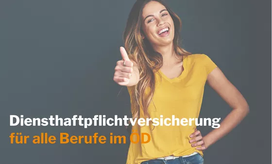 Eine junge Beamtin mit gelbem T-shirt und langen, blonden Haaren lächelt und zeigt mit dem Daumen nach oben