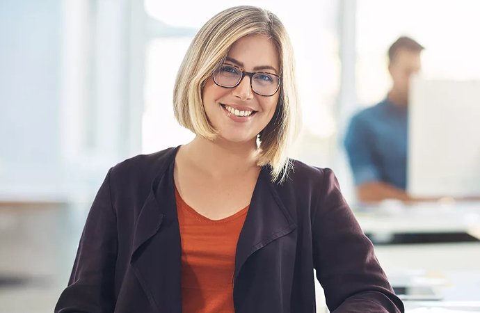 DBV Stuttgart MB Versicherungsvermittlungs GmbH | 10 Tipps zur Krankenversicherung DBV Stuttgart MB Versicherungsvermittlungs GmbH | Junge Beamtin lächelt in die Kamera