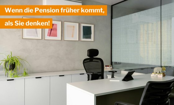 Ein aufgeräumter Büroraum mit Beratungstisch und 2 leeren Stühlen.