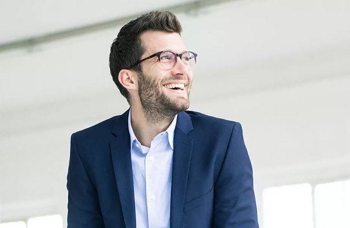 DBV Stuttgart MB Versicherungsvermittlungs GmbH | Unfallversicherung DBV Stuttgart MB Versicherungsvermittlungs GmbH | lachender Beamter mit Brille