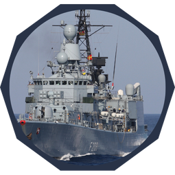 Kriegsschiff der Marine f&auml;hrt frontal &uuml;ber das Meer, mit Radar, Antennen und technischen Aufbauten an Deck.