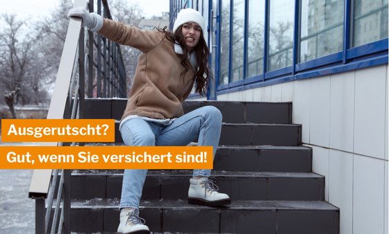 Eine Frau rutscht auf einer kurzen Treppe aus, weil diese vereist ist.
