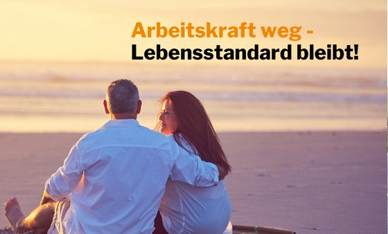 Ein Pärchen in weißen Hemden sitzt am Strand beim Sonnenuntergang