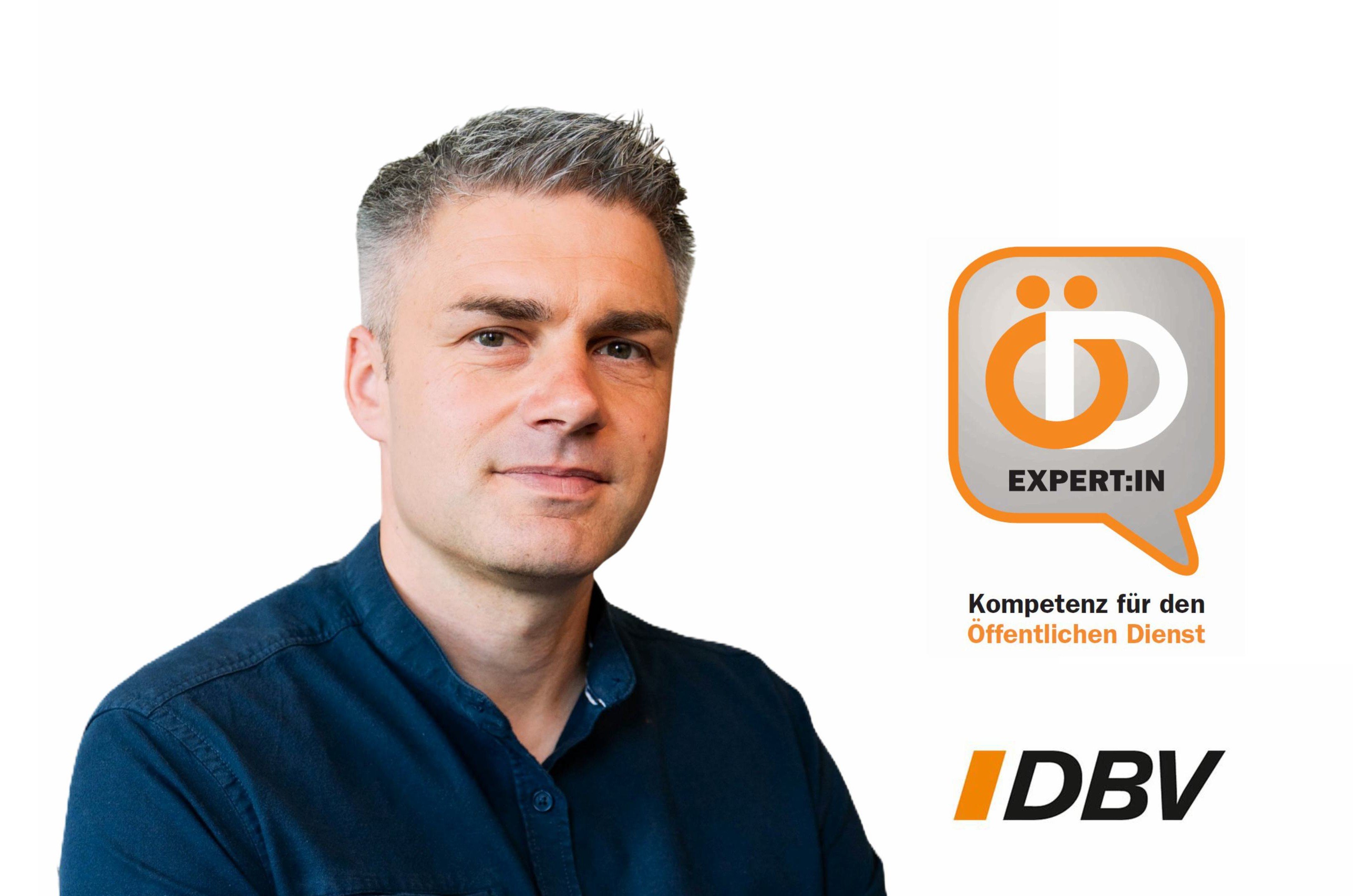 Ein Mann in dunkelblauem Hemd blickt in die Kamera. Rechts neben ihm befinden sich das Siegel &bdquo;Expert:in &ndash; Kompetenz f&uuml;r den &Ouml;ffentlichen Dienst&ldquo; und das DBV-Logo.