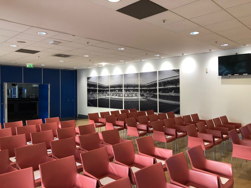Bestuhlung und Leinwand Bestuhlung und Leinwand