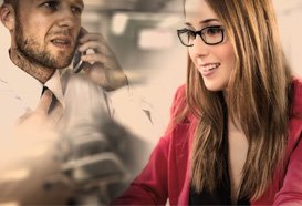 Wichtige Versicherungen für Verwaltungsbeamte der DBV Deutsche Beamtenversicherung der Absolut Finanz in Ulm Eine junge Frau mit Brille und rotem Blazer arbeitet lächelnd am Computer. Daneben ein Mann im Hemd und Krawatte, der konzentriert telefoniert. Beide befinden sich in einer modernen Büroumgebung.