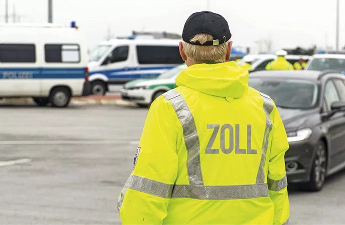 zollbeamten-im-einsatz-690x450.jpg zollbeamten-im-einsatz-690x450.jpg