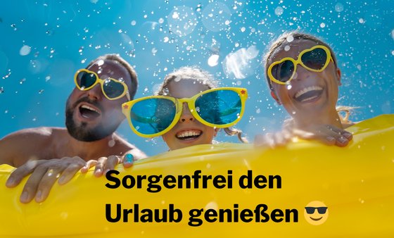 Eine junge Familie lacht und hat dabei gelbe Sonnenbrillen auf.