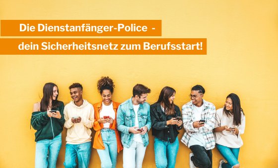 7 junge Personen unterhalten sich und lehnen an einer gelben Wand.